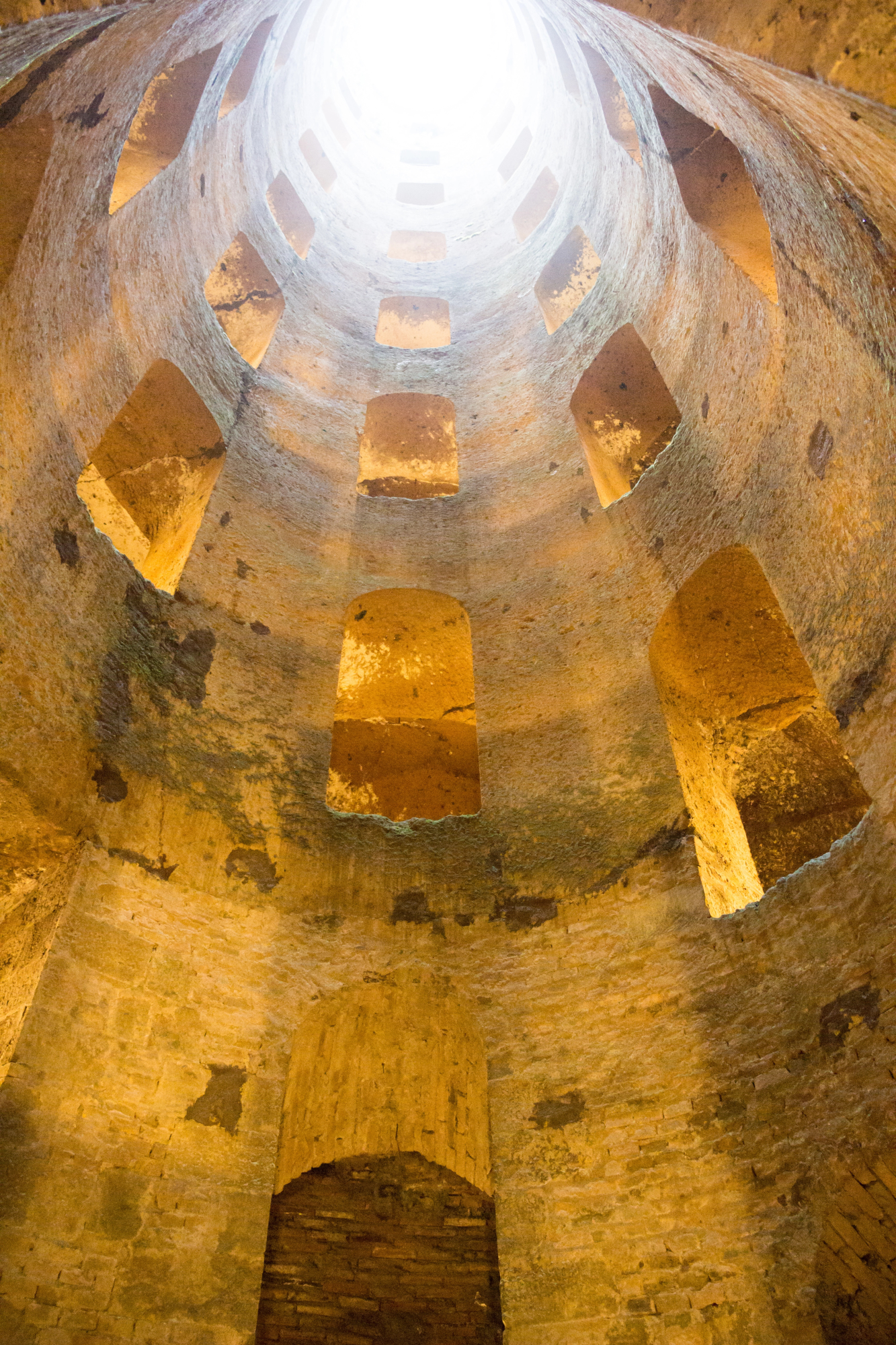 Inside a deep fortress well with particularly strong walls and numerous windows that open onto two s