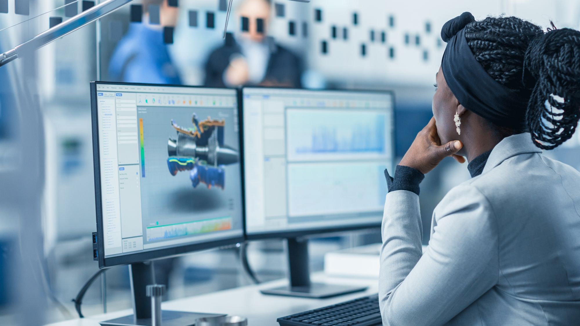 e-learning-learn-dqs-eine geschaeftsfrau schaut auf die bildschirme