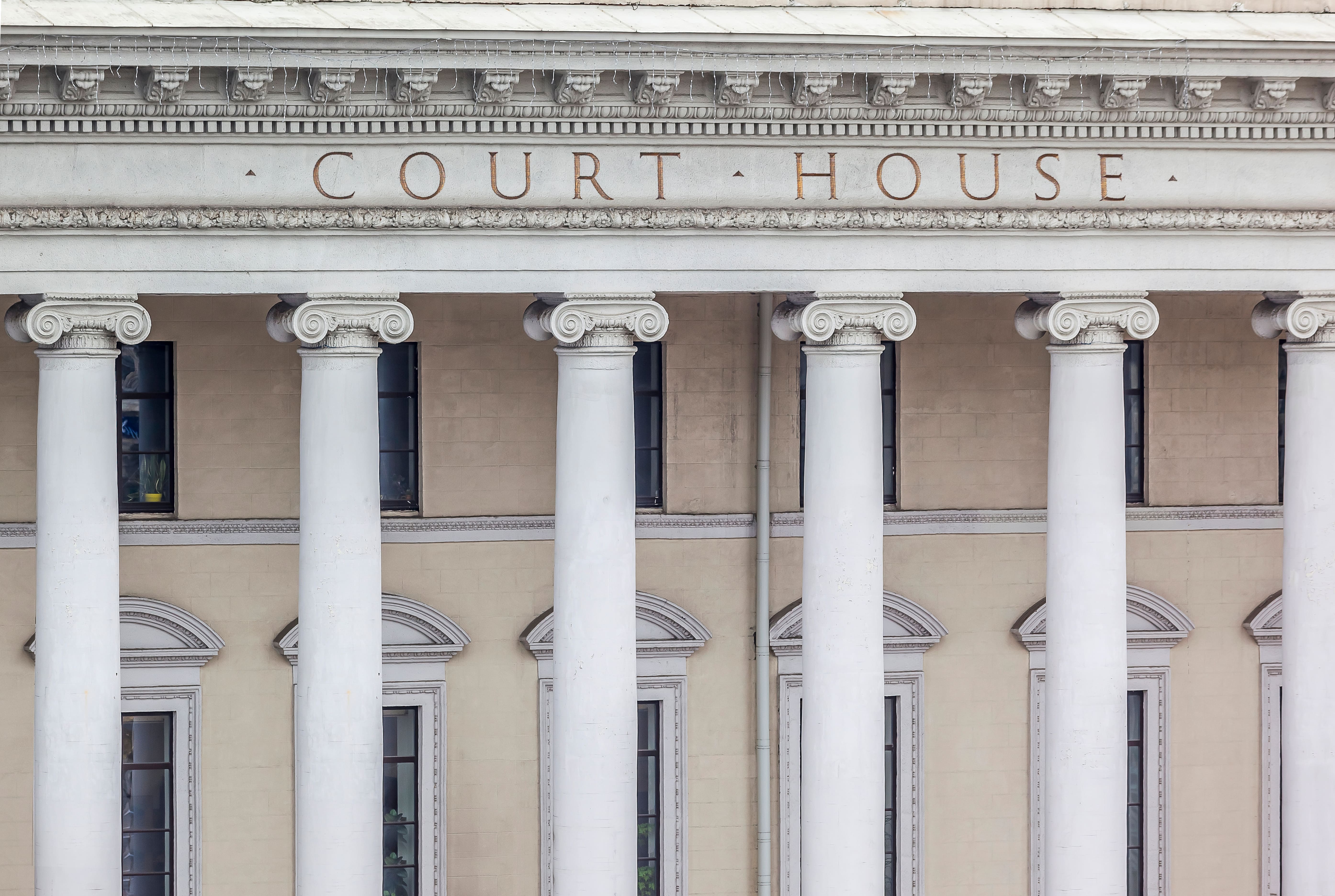 compliance-header-blog-säulen gerichtsgebäude