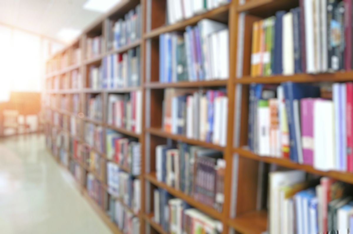 dqs-informiert-header-blog-viele bunte buecher in regalen in bibliothek