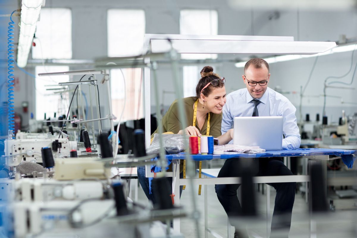 freiberufliche auditoren-textil-dqs-auditor im gespräch mit einer näherin in einer textilfabrik