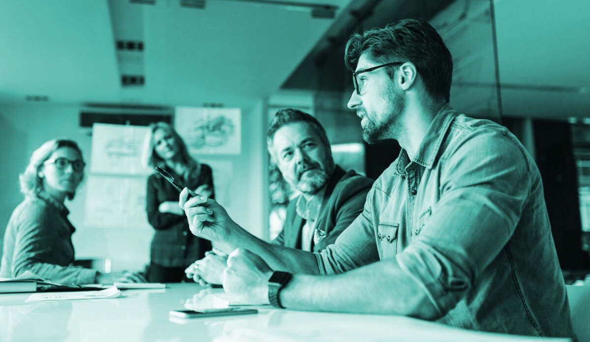 header-join-dqs-ein mann spricht mit dem team