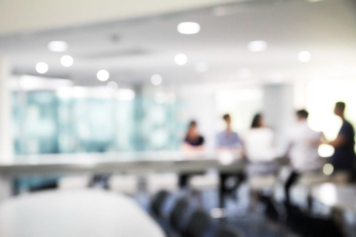 Eine Gruppe arbeitet im Hintergrund