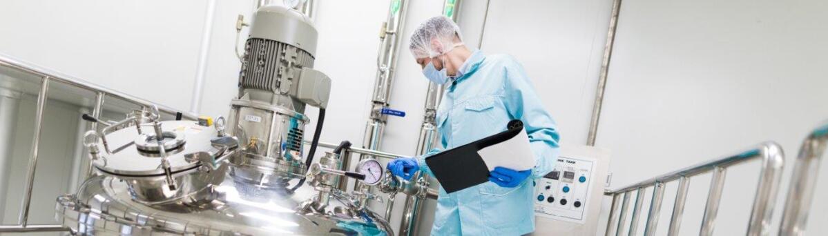 Ein Mann arbeitet mit einem Fertigungsgerät