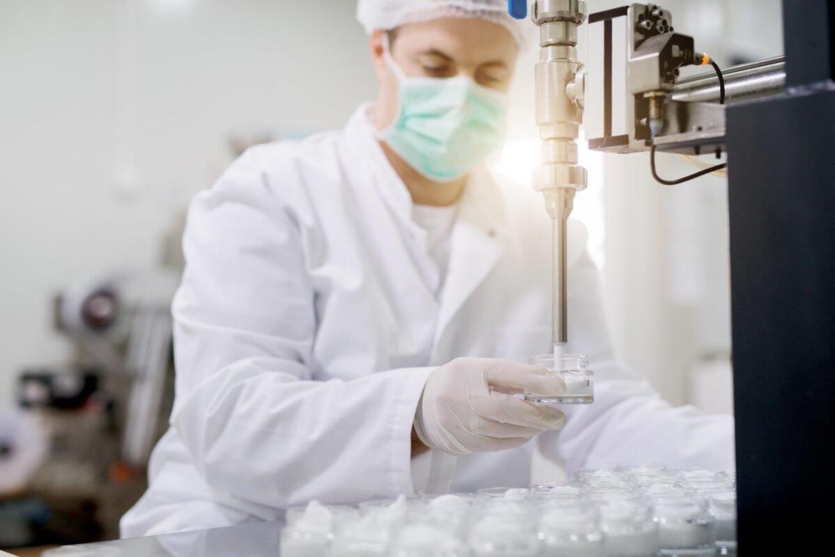 Ein Mitarbeiter füllt die Glasbehälter auf