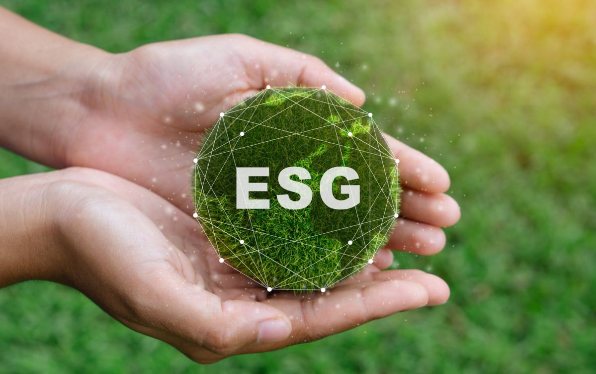 花瓣素材_ESG标志概念在妇女手中为环境、社会和治理利用可再生资源技术减少污染和碳排放。在可持续和道德的商业网_182018194.jpg