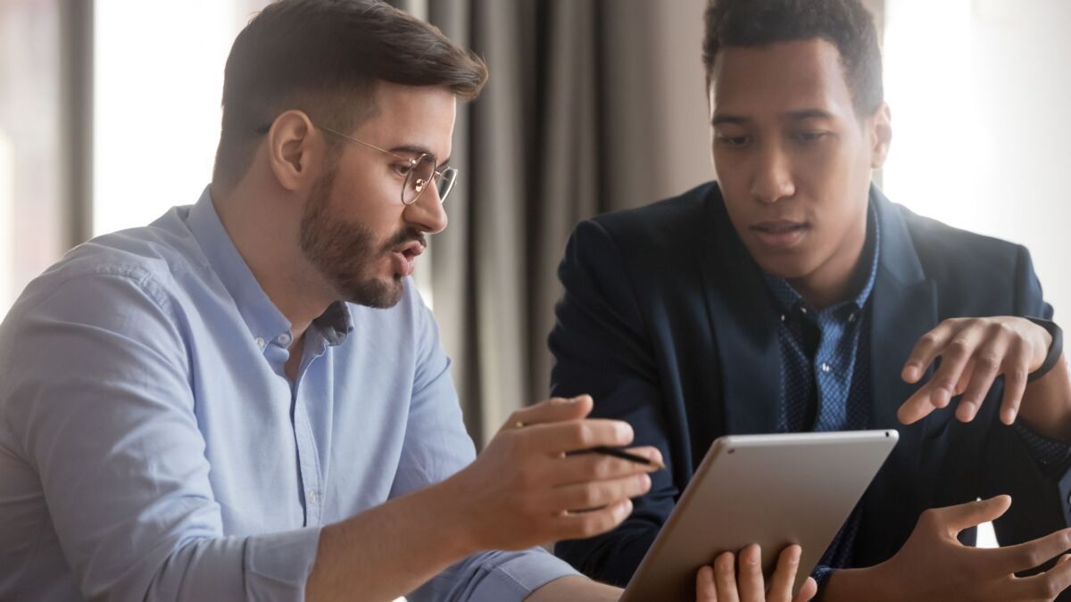zertifizieren-about-dqs-zwei geschaeftsmaenner sprechen miteinander