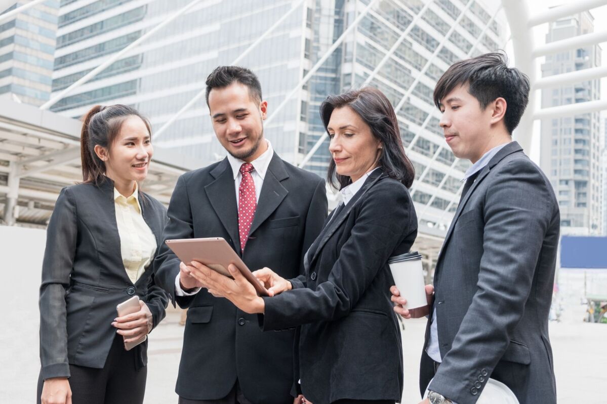 Vier Kollegen arbeiten zusammen