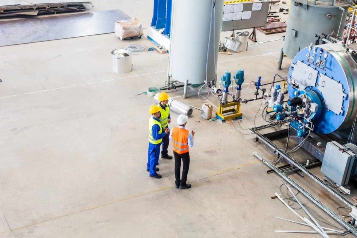 Drei Fabrikarbeiter bei der Arbeit