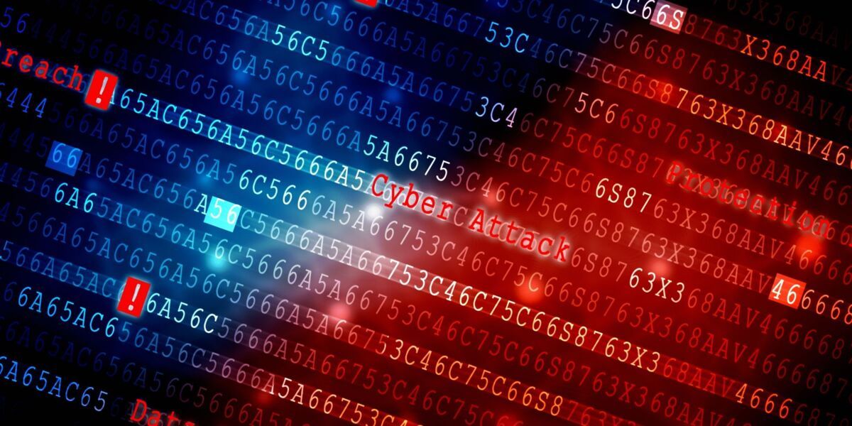 Cyberattack - Bildschirm zeigt Zahlencodes mit Warnsignalen