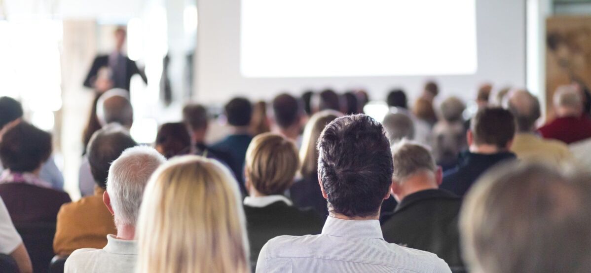 dqs-academy-events-dqs-speaker gives lecture in the conference hall