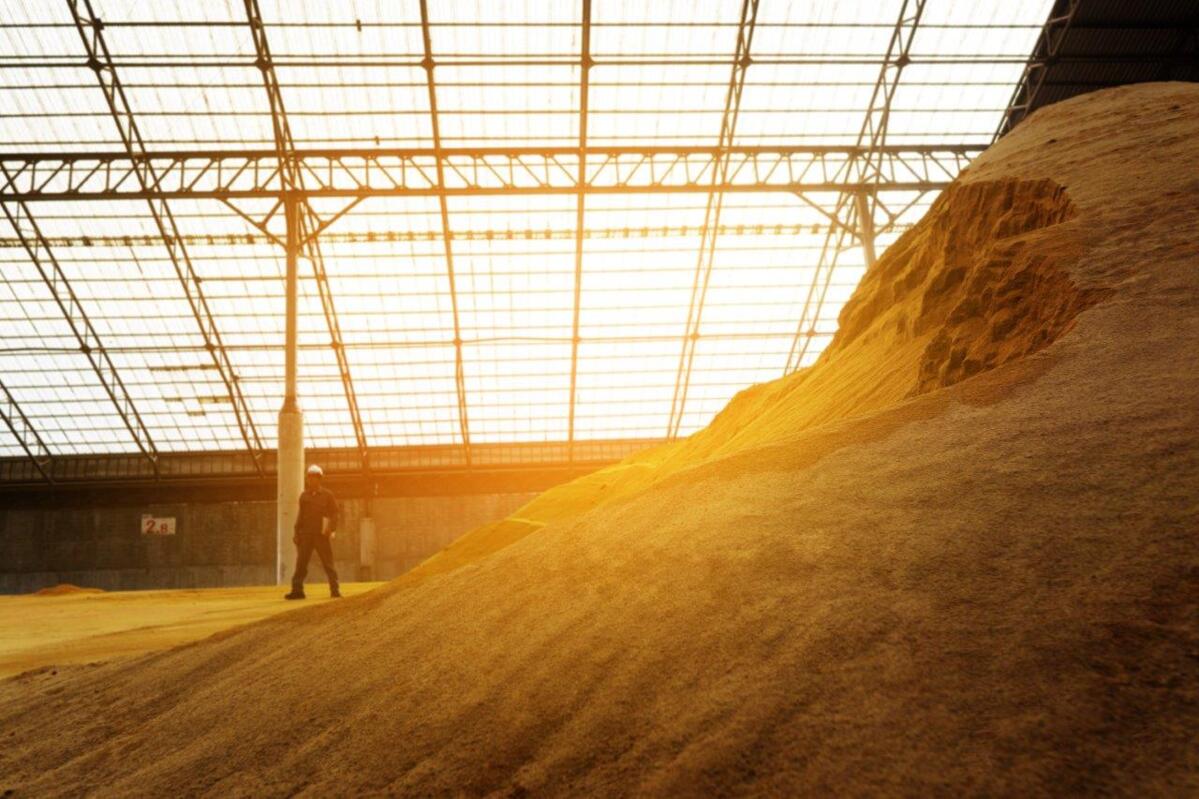 Ein Mann überprüft das Material im Fabriklager