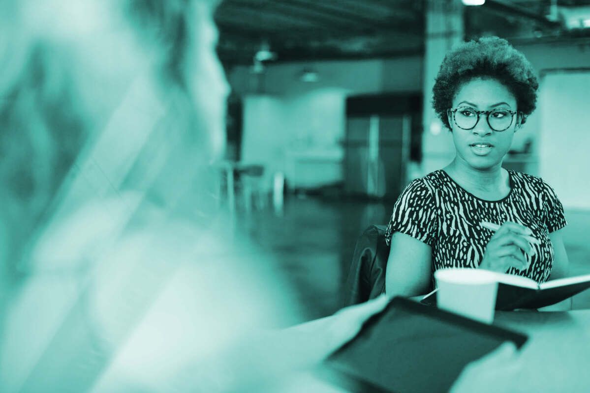 interview-join-dqs-eine geschaeftsfrau macht sich notizen